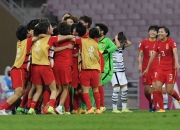 爱游戏大厅-中国女足球员坚韧拼搏，赢得赞誉与掌声