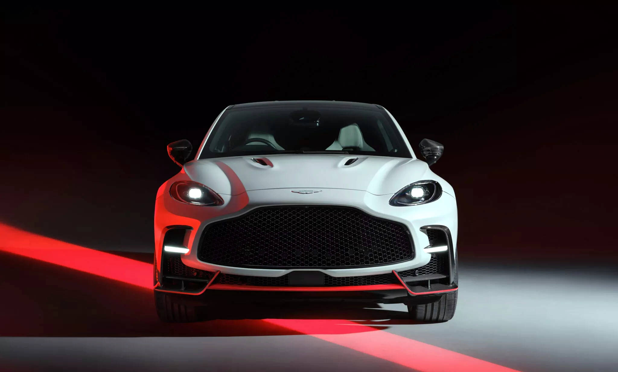 阿斯顿马丁险胜索伯车队，塞恩斯带队取胜