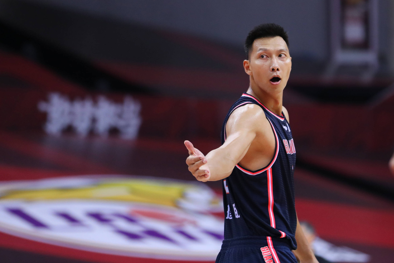 上海队轻取鹈鹕，易建联惊艳四座