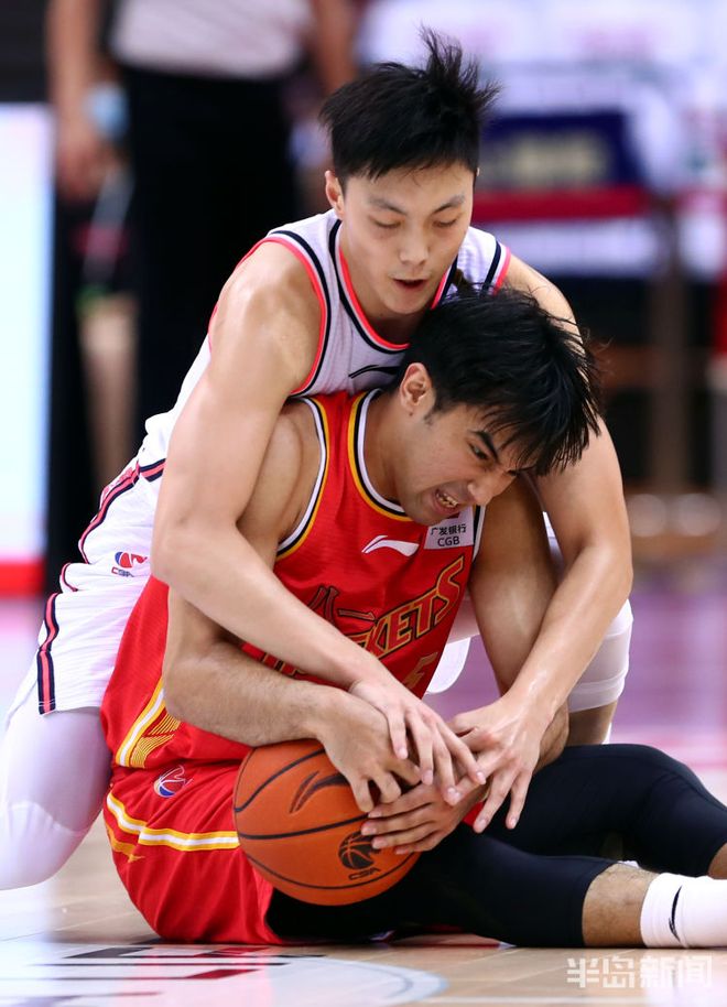 上海队轻取鹈鹕，易建联惊艳四座