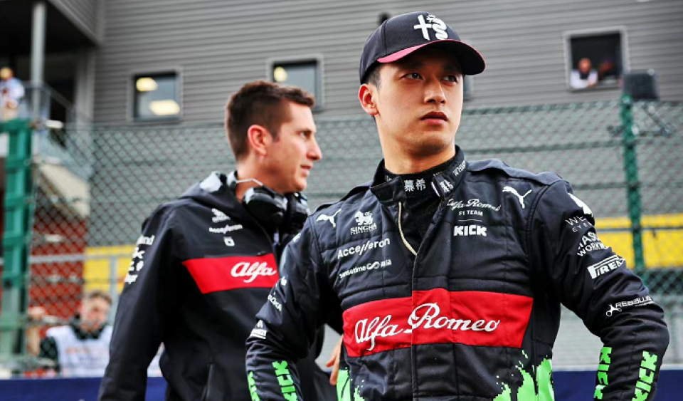 梅赛德斯逆转红牛车队，周冠宇带队取胜