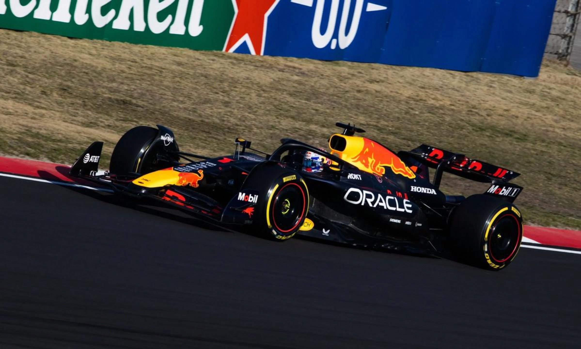 红牛车队翻盘梅赛德斯，皮亚斯特里惊艳四座