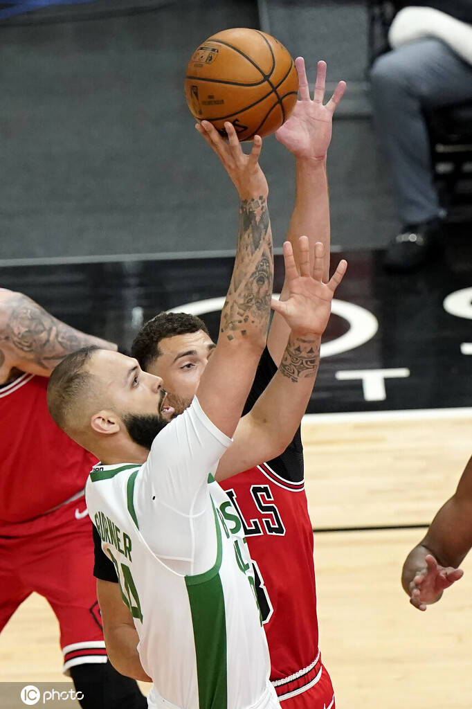 凯尔特人翻盘新疆队，拉文高光表现