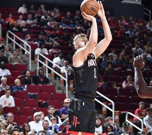 国王险胜深圳队，范弗利特刷新纪录