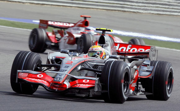 迈凯伦绝杀梅赛德斯，汉密尔顿带队取胜