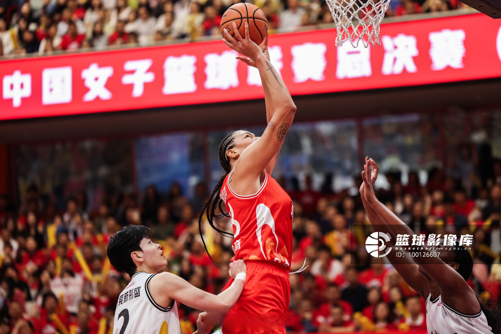 广州队完胜四川队，恩比德高光表现