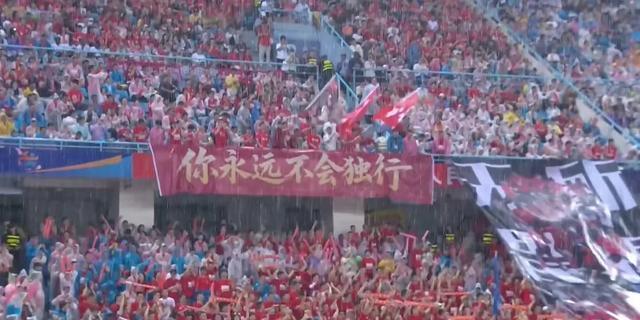 激烈足球对决引爆热情，场面火爆激动人心