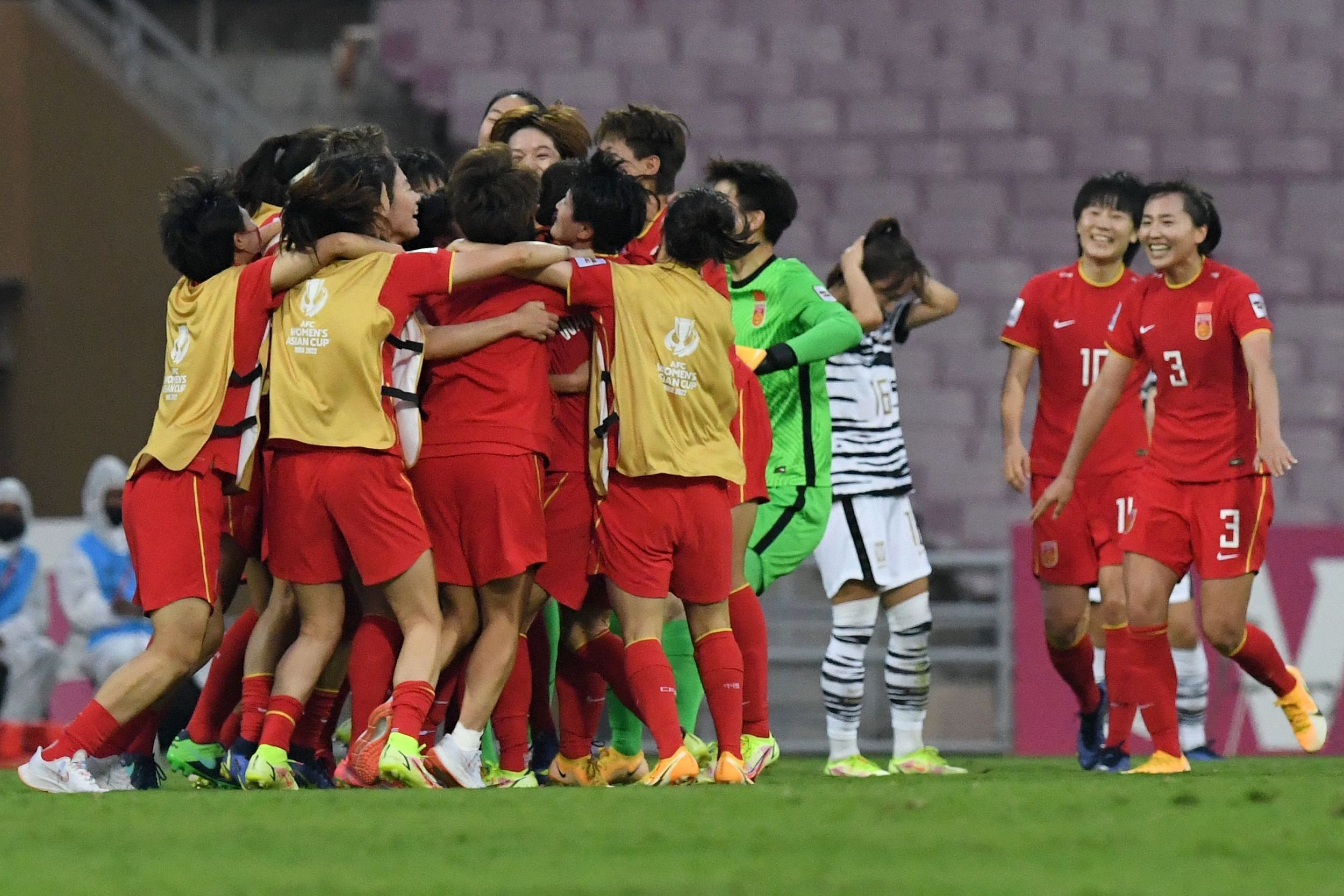 中国女足球员坚韧拼搏，赢得赞誉与掌声