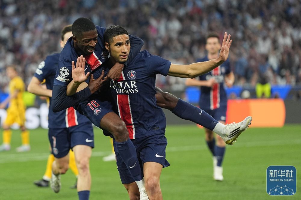 巴黎庆祝欧洲杯冠军，球迷狂欢庆祝