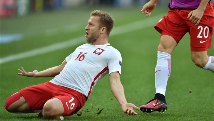 日本绝杀韩国，莱万扛起全队