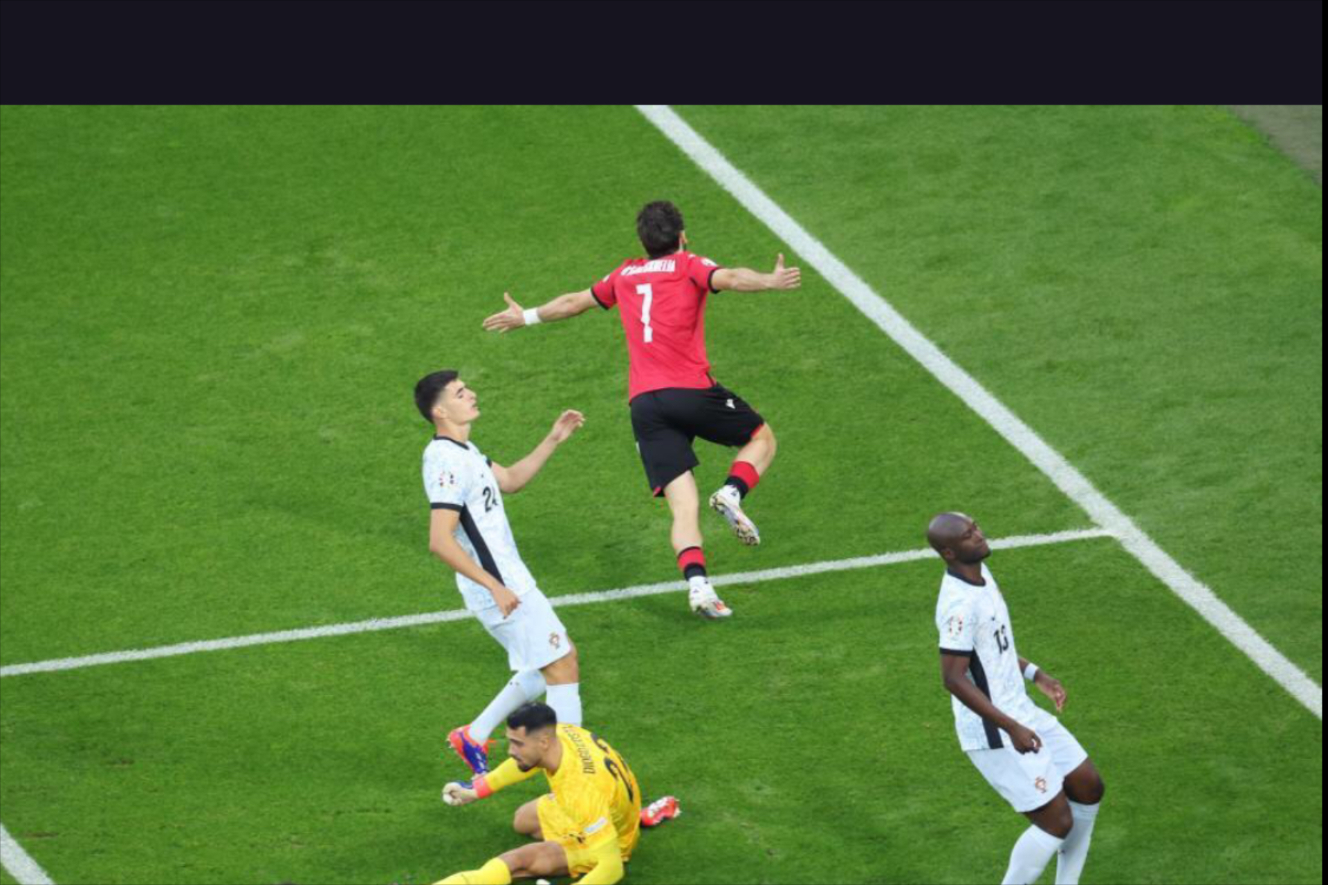 欧洲足球联赛豪门对决，实力角逐惊险刺激