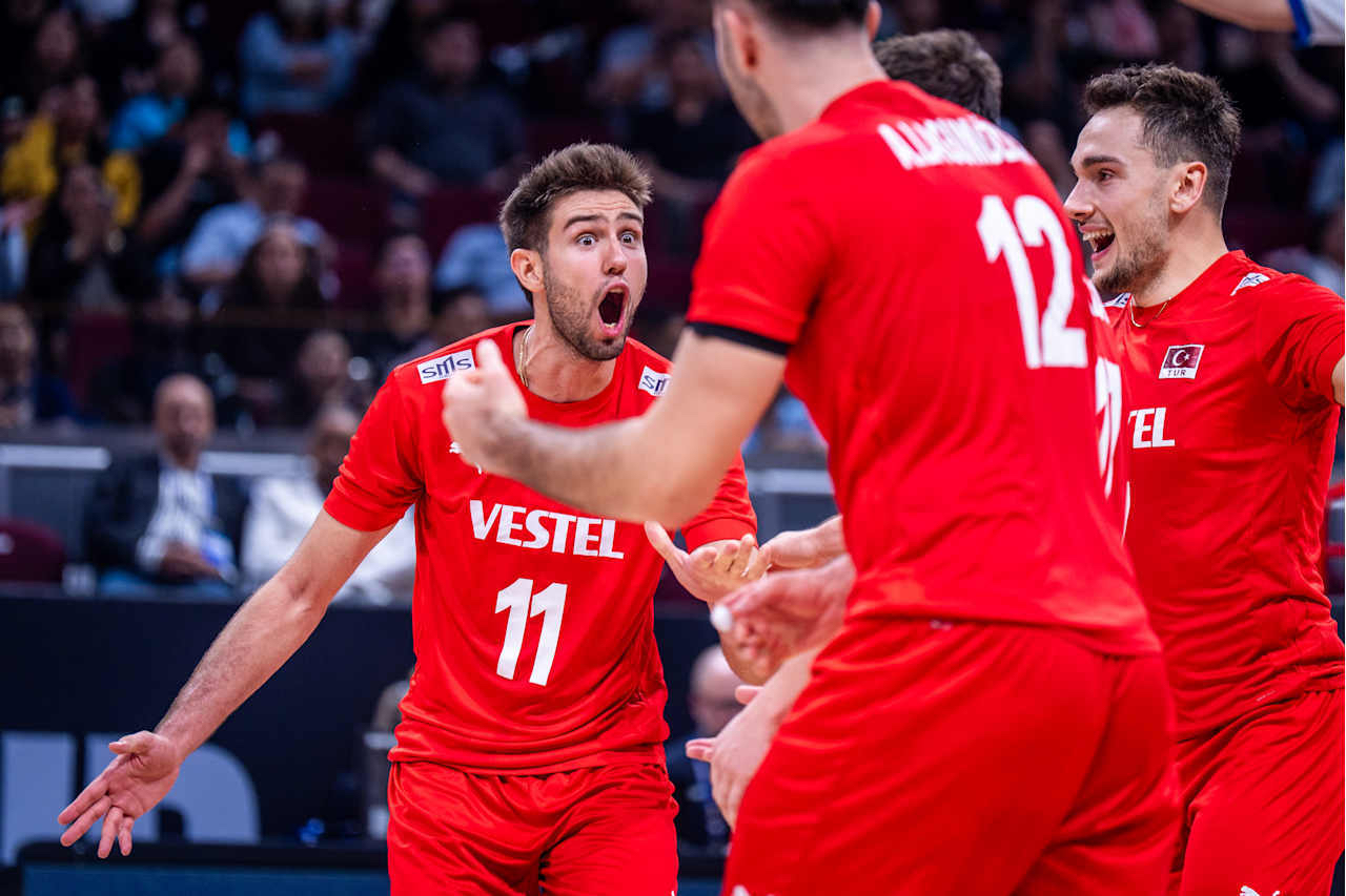 波兰队大胜对手，成功晋级强