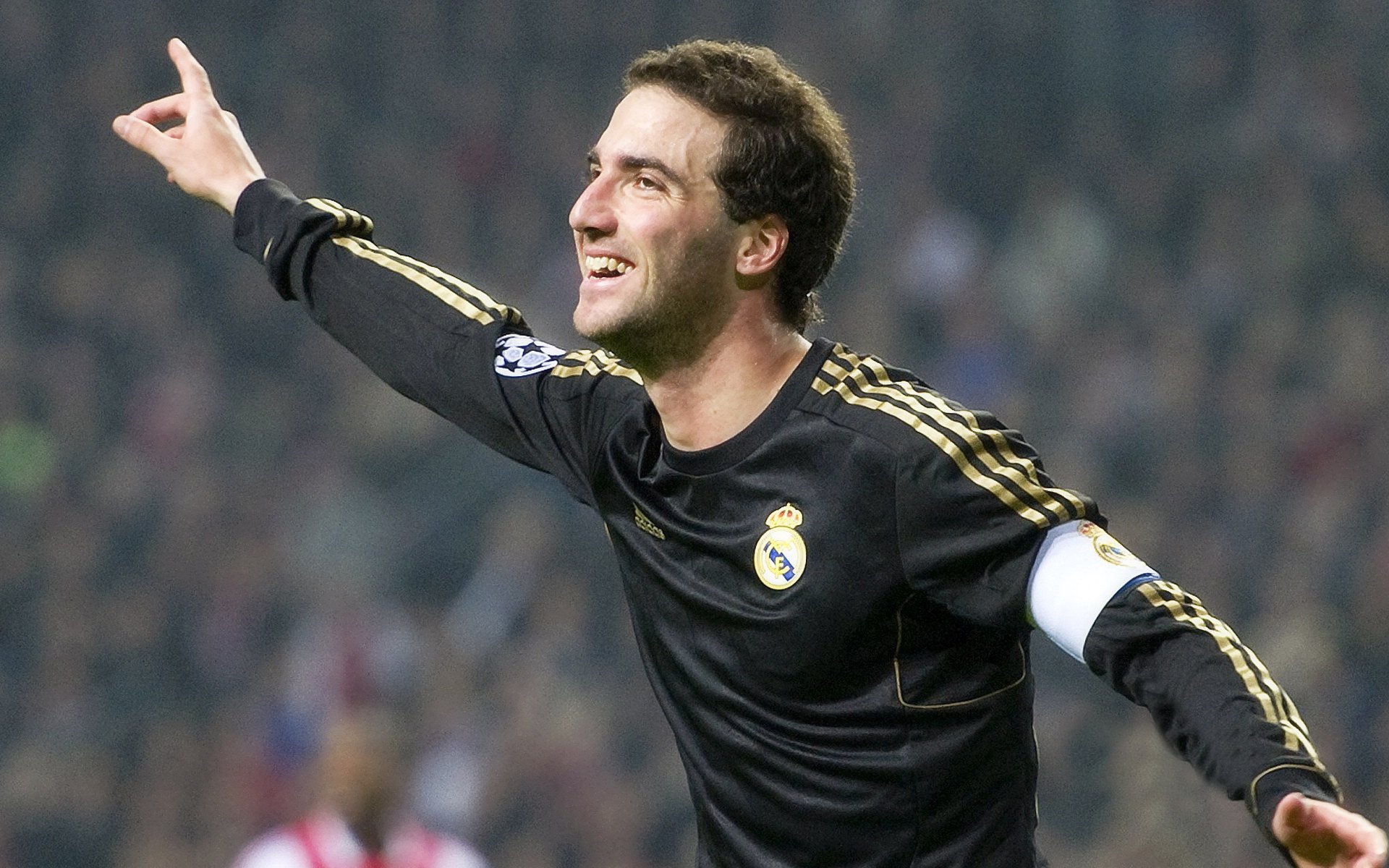 波斯铁骑对阵地中海明珠,奥纳纳关键回合一锤定音,诠释足球场上的唯一性