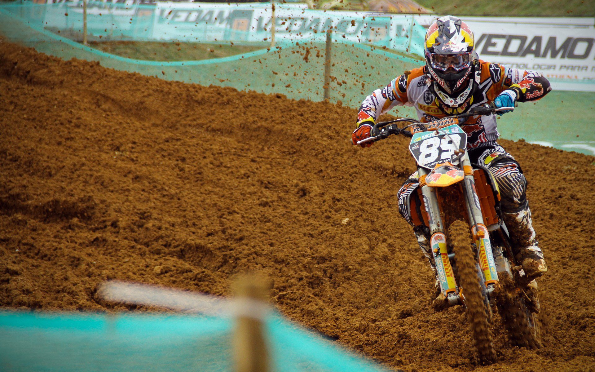 赛道上的逆袭,塞恩斯领衔索伯车队险胜红牛,改写F1格局